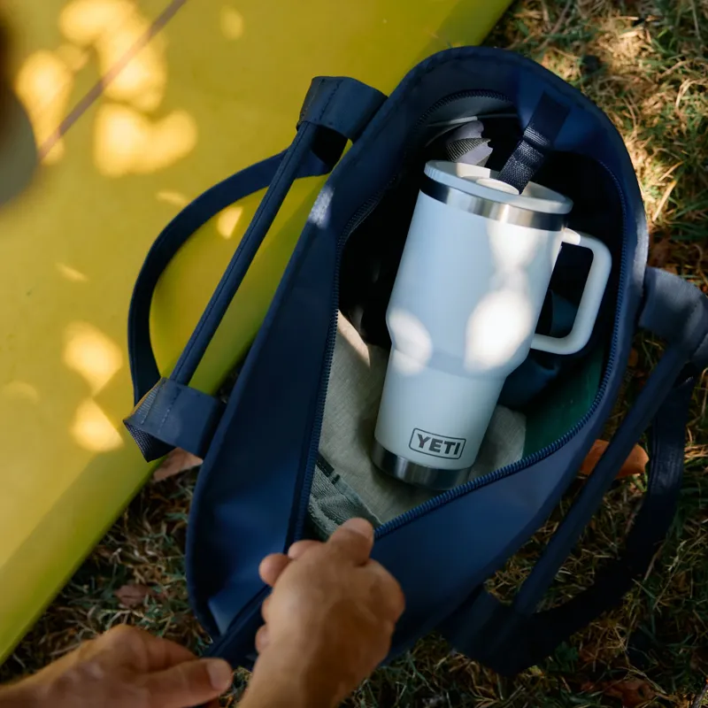 Yeti Rambler 2.0 20oz Travel Mug in Black-4