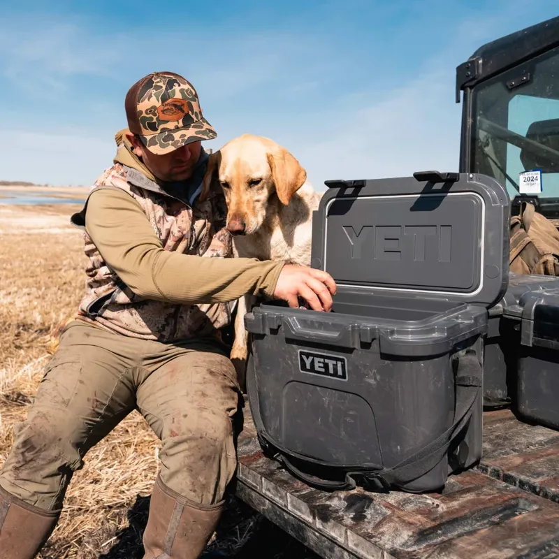 Yeti Roadie 15 Hard Cooler in Stag Red-10