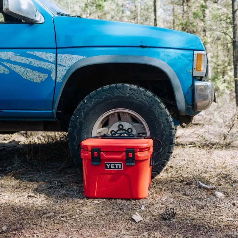 Yeti Roadie 15 Hard Cooler in Stag Red-11