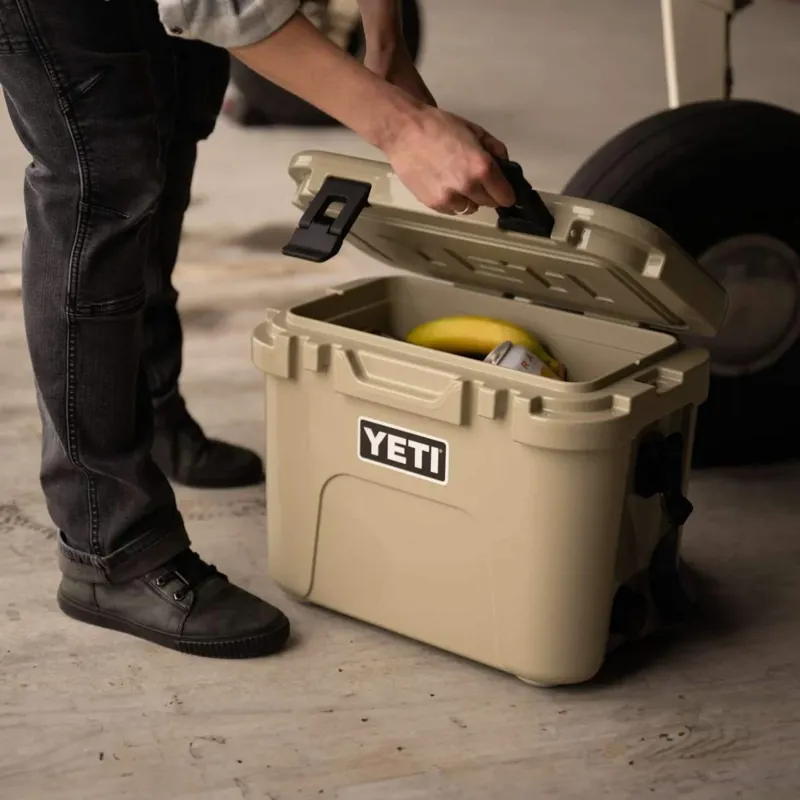 Yeti Roadie 15 Hard Cooler in Stag Red-12
