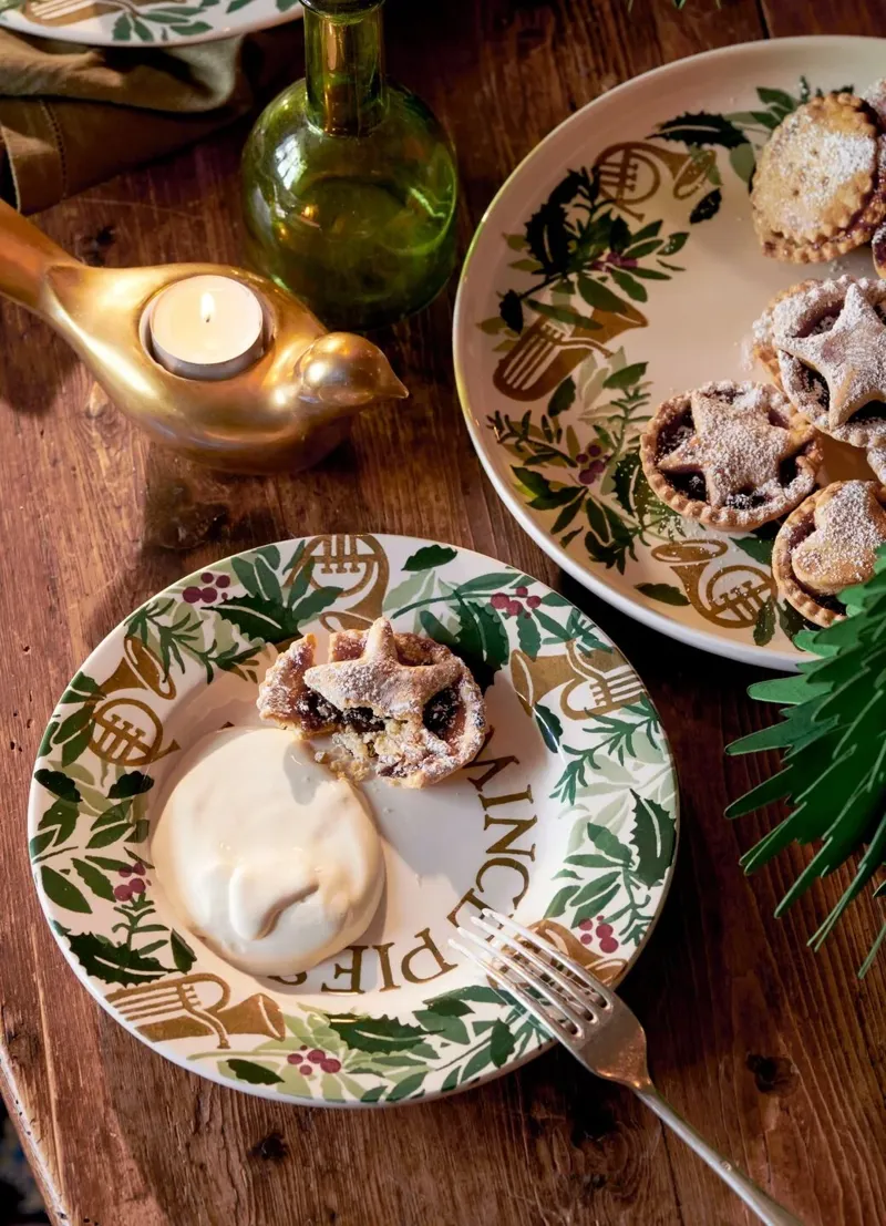 Emma Bridgewater Bring In The Green Mince Pies Medium Dinner Plate 8.5 Inch-1