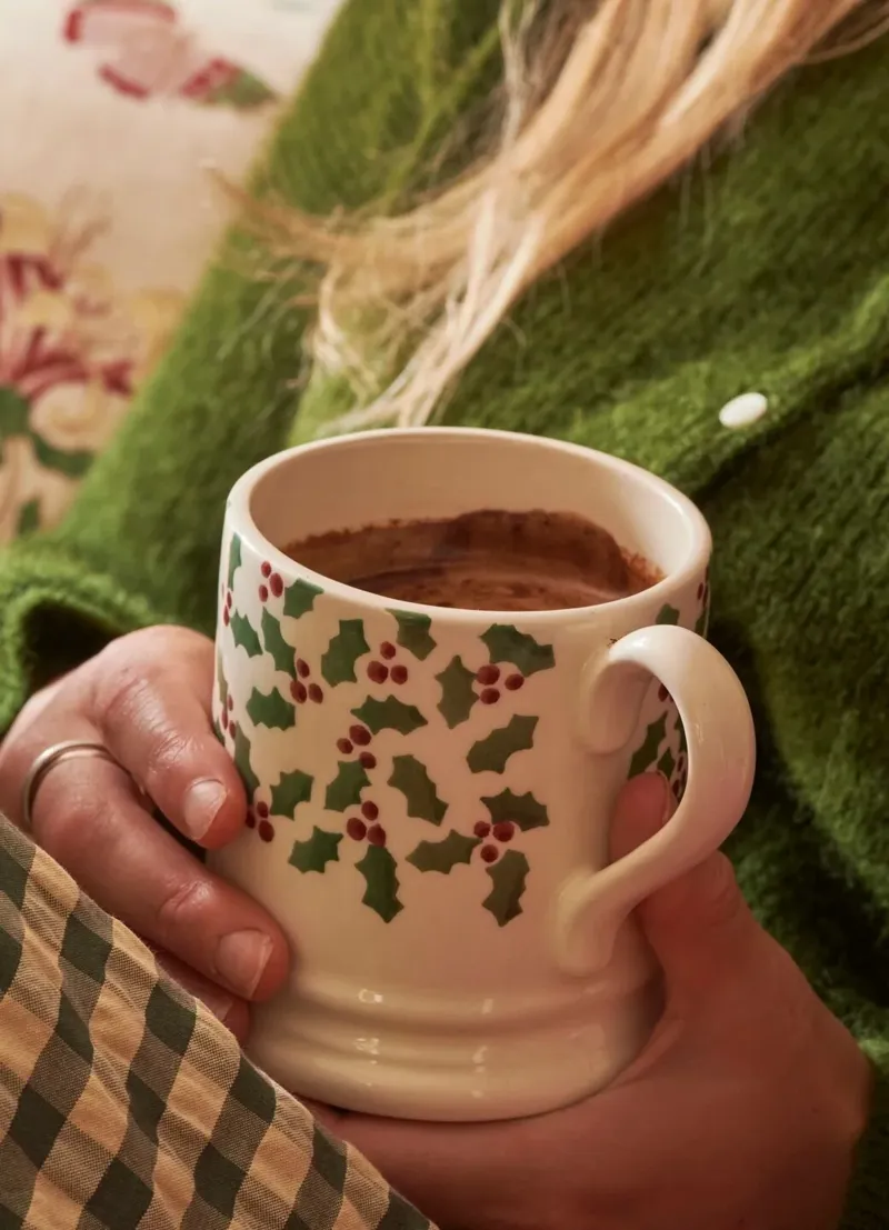 Emma Bridgewater Tiny Scattered Holly 1/2 Pint Mug-5