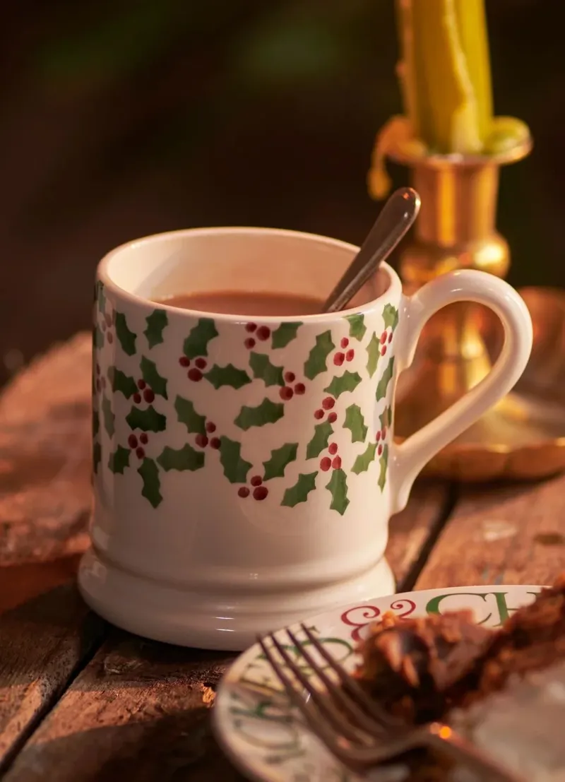 Emma Bridgewater Tiny Scattered Holly 1/2 Pint Mug-4
