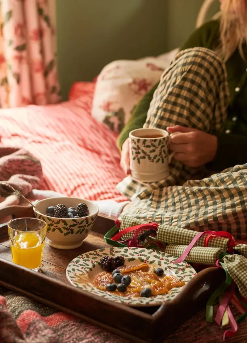 Emma Bridgewater Tiny Scattered Holly 1/2 Pint Mug-6